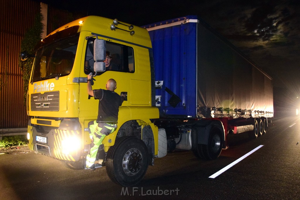 LKW Verfolgung A 3 Rich Oberhausen gestellt mit Nagelbrett Hoehe AS Koeln Dellbrueck P68.JPG - Miklos Laubert